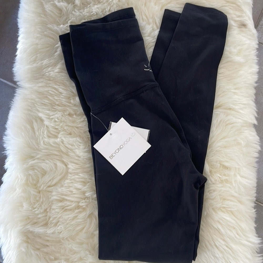 BRAND NEW Beyond yoga pregnancy leggings
